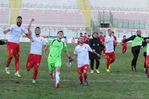 Pagliaroli esulta con i compagni sotto la curva (foto Paolo Furrer)
