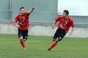 Vella celebra una delle sue due splendide marcature (foto Giovanni Isolino)