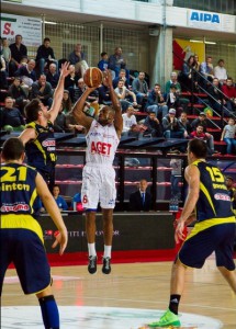 Pinton e Ganeto in difesa ad Imola (foto Amaduzzi)
