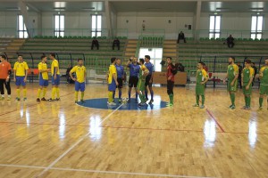 Le due squadre a centrocampo