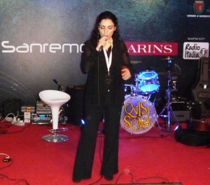 La cantante Ketty Ragno mentre si esibisce a Casa Sanremo