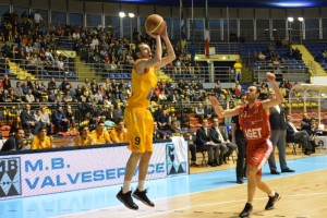 Vincenzo Esposito (Imola) in difesa