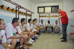 Condello (Costa d'Orlando) prla alla squadra nello spogliatoio