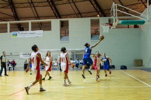 Elena Marchese (Rescifina) appoggia a canestro (foto Vincenzo Nicita)