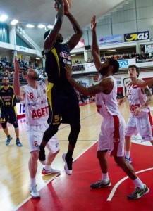 Alex Young segna da sotto (foto Amduzzi)