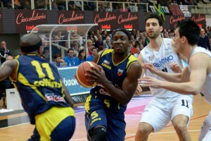 Alex Young sfugge alla amrcatura della difesa di Trento