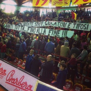 Lo striscione esposto dai tifosi di Barcellona ad inizio gara