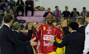 L'ingresso in campo di Alex Young, 27 punti e 30 di valutazione