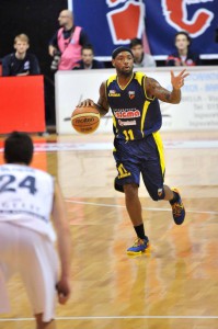 Il play Andre Collins in azione nella trasferta di Biella