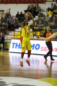 Il play d Barcellona Andre Collins al tiro