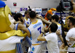 I giocatori dell'Upea festeggiano un successo