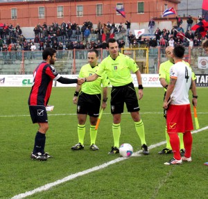 La stretta di mano tra capitani al "Pinto"