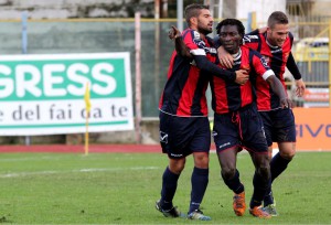 Agodirin e compagni festeggiano il gol al Messina nella gara d'andata 