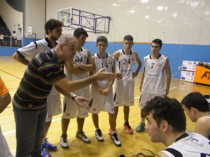 Il tecnico Mario Maggio parla alla squadra