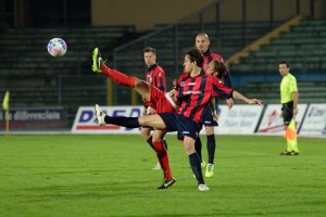 Maiorano tra due avversari (foto Paolo Furrer)