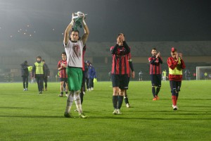 I giocatori del Cosenza a fine gara (foto Paolo Furrer)