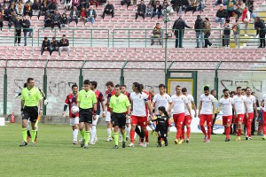 L'ingresso in campo di Messina e Casertana