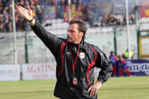 Vincenzo Criscuolo da indicazioni dopo l'espulsione di Grassadonia (foto Luca Maricchiolo)