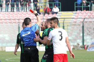 Cinque rimedia un cartellino rosso per doppia espulsione e lascia i suoi in dieci per oltre un tempo (foto Gabriele Maricchiolo)