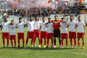La formazione titolare del Messina in posa davanti alla Curva Sud (foto Maricchiolo)