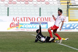 Bernardo deposita in rete l'1-1 (foto Luca Maricchiolo)