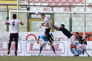 Lo stacco vincente di De Bode contro il Teramo