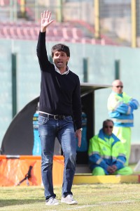 Grassadonia da indicazioni dalla panchina (foto Luca Maricchiolo)