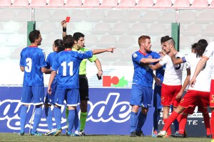 Il Gavorrano resta in dieci sul 2-1: un'inferiorità numerica che ha gravemente condizionato i toscani (foto Maricchiolo)