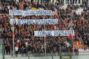 Lo striscione esposto dai tifosi domenica (foto Paolo Furrer)