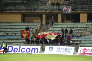 I tifosi giallorossi al seguito (foto Paolo Furrer)