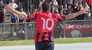 De Angelis celebra la marcatura che riconsegna il primato al Cosenza (foto Cosenza Channel)