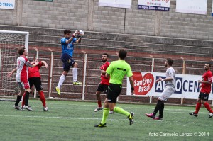 Ivan Mannino fa suo il pallone in uscita