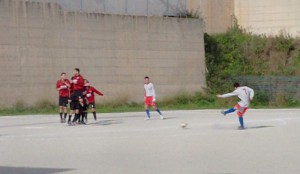 La punizione calciata da Lavecchia al 7' del secondotempo (scatto di R.S.)