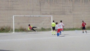 Il rigore con cui Ingemi porta in vantaggio il Pistunina (scatto di R.S.)