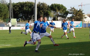 Barbuti celebra la rete con cui l'Aprilia ha steso la Casertana capolista, rilanciandosi nella corsa ai play-out