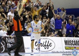Gianluca Basile e l'esultanza dei tifosi sullo sfondo