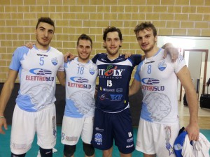 Matteo Bertoli in posa con gli ex compagni dell'Elettrosud Sesto, Colarusso e Santangelo