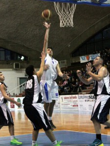 Ponzù (FP Sport) in difesa (foto Tumino)