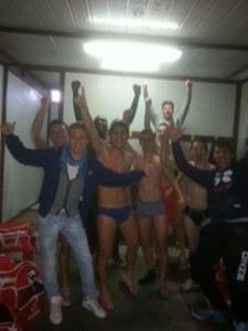 I ragazzi del Pistunina mentre festeggiano negli spogliatoi