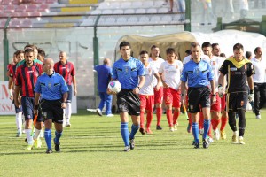 Le due squadre all'ingresso in campo (foto Luca Maricchiolo)