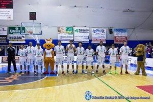 La formazione dell'Upea Capo d'Orlando in posa al Pala Fantozzi