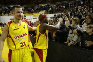 Mauro Pinton e Andre Collins festeggiano coi tifosi