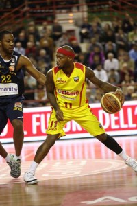Il playmaker Andre Collins, 12 punti per lui