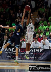 Il play di Ragusa Riquna Williams al tiro
