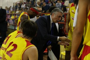 L'allenatore di Barcellona Marco Calvani parla alla sua squadra