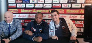 Il presidnete Bonina, Collins e il team manger Saja in conferenza stampa