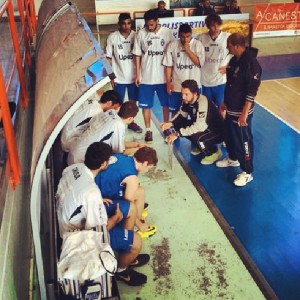 David Sussi parla alla squadra durante un time out