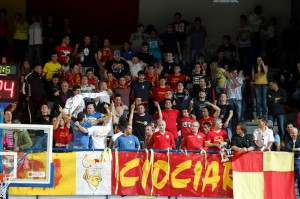 Una panoramica dei tifosi laziali