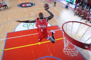Un "volo" di Alex Young (Barcellona) durante la gara delle schiacciate