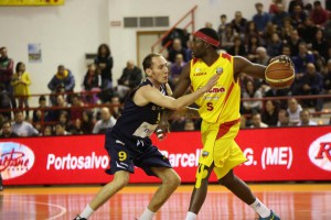 Alex Young marcato da Evangelisti, i suoi 20 punti non sono bastati a Barcellona